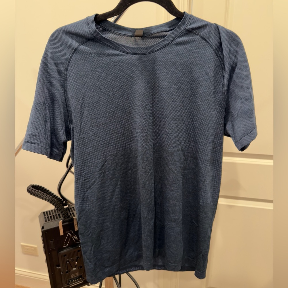 lululemon athletica Navy metal vent T-Shirt Sz M